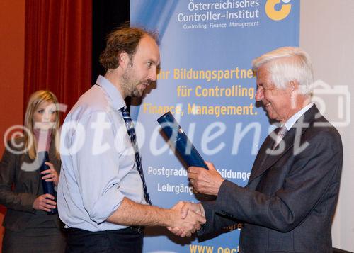 (c) fotodienst / Anna Rauchenberger - Wien, am 27.04.2010 -  Heute lud das Österreichische Controller-Institut zur Verleihung des Controller-Diploms in den Kinosaal der Wiener Urania ein. Zahlreiche Absolventen bekamen ihr Diplom für erfolgreich bestandene Lehrgänge verliehen. Gemeinsam mit ihnen feierten nicht nur Teilnehmer der Business-Intelligente Tagung BARC, die unweit der Urania im stattfand, sondern auch mehr als 100 ehemalige Absolventen des Österreichischen Controller-Instituts, die sich alljährlich zu einem Networking-Event treffen.  FOTO: Rolf Eschenbach, wissenschaftlicher Leiter des Österreichischen Controller-Instituts (re) überreicht das Diplom an eine/n Absolventen/in