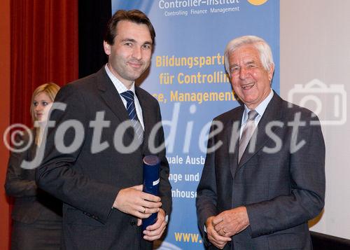 (c) fotodienst / Anna Rauchenberger - Wien, am 27.04.2010 -  Heute lud das Österreichische Controller-Institut zur Verleihung des Controller-Diploms in den Kinosaal der Wiener Urania ein. Zahlreiche Absolventen bekamen ihr Diplom für erfolgreich bestandene Lehrgänge verliehen. Gemeinsam mit ihnen feierten nicht nur Teilnehmer der Business-Intelligente Tagung BARC, die unweit der Urania im stattfand, sondern auch mehr als 100 ehemalige Absolventen des Österreichischen Controller-Instituts, die sich alljährlich zu einem Networking-Event treffen.  FOTO: Rolf Eschenbach, wissenschaftlicher Leiter des Österreichischen Controller-Instituts (re) überreicht das Diplom an eine/n Absolventen/in