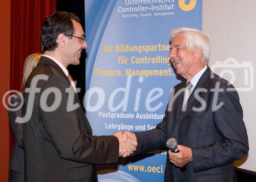 (c) fotodienst / Anna Rauchenberger - Wien, am 27.04.2010 -  Heute lud das Österreichische Controller-Institut zur Verleihung des Controller-Diploms in den Kinosaal der Wiener Urania ein. Zahlreiche Absolventen bekamen ihr Diplom für erfolgreich bestandene Lehrgänge verliehen. Gemeinsam mit ihnen feierten nicht nur Teilnehmer der Business-Intelligente Tagung BARC, die unweit der Urania im stattfand, sondern auch mehr als 100 ehemalige Absolventen des Österreichischen Controller-Instituts, die sich alljährlich zu einem Networking-Event treffen.  FOTO: Rolf Eschenbach, wissenschaftlicher Leiter des Österreichischen Controller-Instituts (re) überreicht das Diplom an eine/n Absolventen/in