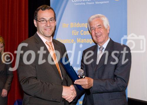 (c) fotodienst / Anna Rauchenberger - Wien, am 27.04.2010 -  Heute lud das Österreichische Controller-Institut zur Verleihung des Controller-Diploms in den Kinosaal der Wiener Urania ein. Zahlreiche Absolventen bekamen ihr Diplom für erfolgreich bestandene Lehrgänge verliehen. Gemeinsam mit ihnen feierten nicht nur Teilnehmer der Business-Intelligente Tagung BARC, die unweit der Urania im stattfand, sondern auch mehr als 100 ehemalige Absolventen des Österreichischen Controller-Instituts, die sich alljährlich zu einem Networking-Event treffen.  FOTO: Rolf Eschenbach, wissenschaftlicher Leiter des Österreichischen Controller-Instituts (re) überreicht das Diplom an eine/n Absolventen/in