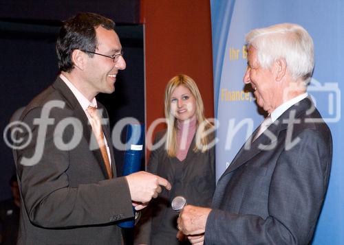 (c) fotodienst / Anna Rauchenberger - Wien, am 27.04.2010 -  Heute lud das Österreichische Controller-Institut zur Verleihung des Controller-Diploms in den Kinosaal der Wiener Urania ein. Zahlreiche Absolventen bekamen ihr Diplom für erfolgreich bestandene Lehrgänge verliehen. Gemeinsam mit ihnen feierten nicht nur Teilnehmer der Business-Intelligente Tagung BARC, die unweit der Urania im stattfand, sondern auch mehr als 100 ehemalige Absolventen des Österreichischen Controller-Instituts, die sich alljährlich zu einem Networking-Event treffen.  FOTO: Rolf Eschenbach, wissenschaftlicher Leiter des Österreichischen Controller-Instituts (re) überreicht das Diplom an eine/n Absolventen/in
