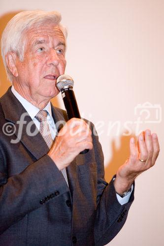 (c) fotodienst / Anna Rauchenberger - Wien, am 27.04.2010 -  Heute lud das Österreichische Controller-Institut zur Verleihung des Controller-Diploms in den Kinosaal der Wiener Urania ein. Zahlreiche Absolventen bekamen ihr Diplom für erfolgreich bestandene Lehrgänge verliehen. Gemeinsam mit ihnen feierten nicht nur Teilnehmer der Business-Intelligente Tagung BARC, die unweit der Urania im stattfand, sondern auch mehr als 100 ehemalige Absolventen des Österreichischen Controller-Instituts, die sich alljährlich zu einem Networking-Event treffen.  FOTO: Rolf Eschenbach, wissenschaftlicher Leiter des Österreichischen Controller-Instituts