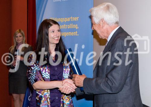 (c) fotodienst / Anna Rauchenberger - Wien, am 27.04.2010 -  Heute lud das Österreichische Controller-Institut zur Verleihung des Controller-Diploms in den Kinosaal der Wiener Urania ein. Zahlreiche Absolventen bekamen ihr Diplom für erfolgreich bestandene Lehrgänge verliehen. Gemeinsam mit ihnen feierten nicht nur Teilnehmer der Business-Intelligente Tagung BARC, die unweit der Urania im stattfand, sondern auch mehr als 100 ehemalige Absolventen des Österreichischen Controller-Instituts, die sich alljährlich zu einem Networking-Event treffen.  FOTO: Rolf Eschenbach, wissenschaftlicher Leiter des Österreichischen Controller-Instituts (re) überreicht das Diplom an eine/n Absolventen/in