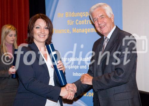 (c) fotodienst / Anna Rauchenberger - Wien, am 27.04.2010 -  Heute lud das Österreichische Controller-Institut zur Verleihung des Controller-Diploms in den Kinosaal der Wiener Urania ein. Zahlreiche Absolventen bekamen ihr Diplom für erfolgreich bestandene Lehrgänge verliehen. Gemeinsam mit ihnen feierten nicht nur Teilnehmer der Business-Intelligente Tagung BARC, die unweit der Urania im stattfand, sondern auch mehr als 100 ehemalige Absolventen des Österreichischen Controller-Instituts, die sich alljährlich zu einem Networking-Event treffen.  FOTO: Rolf Eschenbach, wissenschaftlicher Leiter des Österreichischen Controller-Instituts (re) überreicht das Diplom an eine/n Absolventen/in