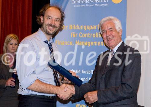 (c) fotodienst / Anna Rauchenberger - Wien, am 27.04.2010 -  Heute lud das Österreichische Controller-Institut zur Verleihung des Controller-Diploms in den Kinosaal der Wiener Urania ein. Zahlreiche Absolventen bekamen ihr Diplom für erfolgreich bestandene Lehrgänge verliehen. Gemeinsam mit ihnen feierten nicht nur Teilnehmer der Business-Intelligente Tagung BARC, die unweit der Urania im stattfand, sondern auch mehr als 100 ehemalige Absolventen des Österreichischen Controller-Instituts, die sich alljährlich zu einem Networking-Event treffen.  FOTO: Rolf Eschenbach, wissenschaftlicher Leiter des Österreichischen Controller-Instituts (re) überreicht das Diplom an eine/n Absolventen/in