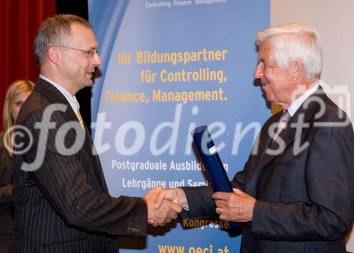 (c) fotodienst / Anna Rauchenberger - Wien, am 27.04.2010 -  Heute lud das Österreichische Controller-Institut zur Verleihung des Controller-Diploms in den Kinosaal der Wiener Urania ein. Zahlreiche Absolventen bekamen ihr Diplom für erfolgreich bestandene Lehrgänge verliehen. Gemeinsam mit ihnen feierten nicht nur Teilnehmer der Business-Intelligente Tagung BARC, die unweit der Urania im stattfand, sondern auch mehr als 100 ehemalige Absolventen des Österreichischen Controller-Instituts, die sich alljährlich zu einem Networking-Event treffen.  FOTO: Rolf Eschenbach, wissenschaftlicher Leiter des Österreichischen Controller-Instituts (re) überreicht das Diplom an eine/n Absolventen/in