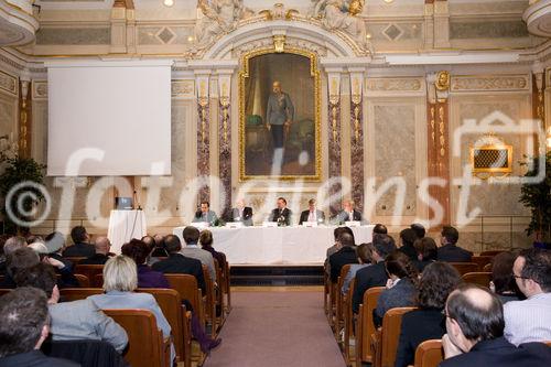 (c) fotodienst / Anna Rauchenberger - Wien, am 27.01.2010 - 'Reporting: right-fast-smart ? Wirkungsvolles Management-Reporting' lautete der Titel des Management Cercles, zu dem die führende österreichische Unternehmensberatung Contrast Management-Consulting am 27. Jänner ins Haus der Industrie einlud. Wie ein optimiertes, wirkungsvolles Reporting aussehen muss, wurde an diesem Abend sehr lebhaft diskutiert.  FOTO v.l.: Mirko Waniczek, Manager bei Contrast Management-Consulting, Werner Neuwirth-Riedl, CFO von bauMax, Werner Hoffmann, Geschäftsführer von Contrast Management-Consulting, Arnulf Wolfram, Corporate Finance-Leiter von Siemens, Albin Hahn, CFO von Manner