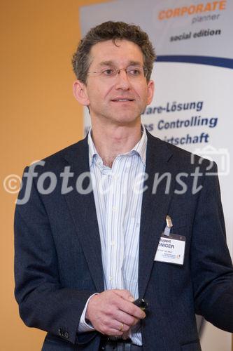 (c) fotodienst / Anna Rauchenberger - Wien, am 25.01.2010 - Das Österreichische Controller-Institut ludt zum NPO-Forum ein, das unter dem Thema 'Wirkungsorientierung bei Nonprofit-Organisationen und der Öffentlichen Verwaltung' stand. Corporate Planning vergab für den ÖCI-Lehrgang 'Zielorientiertes NPO-Management' ein Stipendium in der Höhe von EUR 4000,-. FOTO: Mag. Rupert Roniger, Geschäftsführer Licht für die Welt