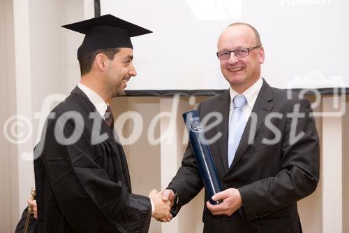 (c) fotodienst / Anna Rauchenberger - Wien, am 13.11.2009 - Im Rahmen des 30. Österreichischen Controllertags im Tageszentrum des Schlosses Schönbrunn nahmen 22 Absolventen des Professional MBA-Programms Controlling & Finance ihren MBA-Titel entgegen. FOTO: Univ.-Prof. Dr. Stephan Bogner, Vorstand der Abteilung Finance und Accounting, WU Wien, (rechts) überreicht das Diplom dem Absolventen Mag.rer.soc.oec. Marc Schimpel
