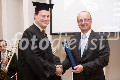 (c) fotodienst / Anna Rauchenberger - Wien, am 13.11.2009 - Im Rahmen des 30. Österreichischen Controllertags im Tageszentrum des Schlosses Schönbrunn nahmen 22 Absolventen des Professional MBA-Programms Controlling & Finance ihren MBA-Titel entgegen. FOTO: Univ.-Prof. Dr. Stephan Bogner, Vorstand der Abteilung Finance und Accounting, WU Wien, (rechts) überreicht das Diplom dem Absolventen Dipl.-Kfm. Ulrich Schrötter