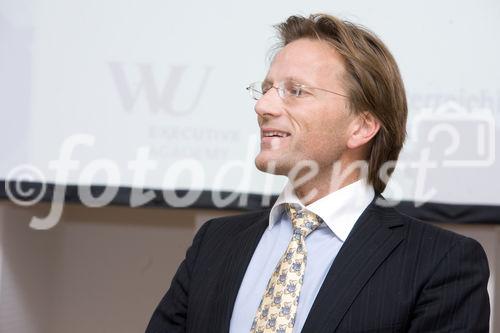 (c) fotodienst / Anna Rauchenberger - Wien, am 13.11.2009 - Im Rahmen des 30. Österreichischen Controllertags im Tageszentrum des Schlosses Schönbrunn nahmen 22 Absolventen des Professional MBA-Programms Controlling & Finance ihren MBA-Titel entgegen. FOTO: Dr. Christian Kreuzer, Mitglied der Geschäfstfu?hrung ÖCI