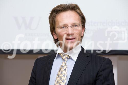 (c) fotodienst / Anna Rauchenberger - Wien, am 13.11.2009 - Im Rahmen des 30. Österreichischen Controllertags im Tageszentrum des Schlosses Schönbrunn nahmen 22 Absolventen des Professional MBA-Programms Controlling & Finance ihren MBA-Titel entgegen. FOTO: Dr. Christian Kreuzer, Mitglied der Geschäfstfu?hrung ÖCI