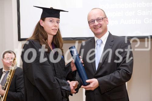(c) fotodienst / Anna Rauchenberger - Wien, am 13.11.2009 - Im Rahmen des 30. Österreichischen Controllertags im Tageszentrum des Schlosses Schönbrunn nahmen 22 Absolventen des Professional MBA-Programms Controlling & Finance ihren MBA-Titel entgegen. FOTO: Univ.-Prof. Dr. Stephan Bogner, Vorstand der Abteilung Finance und Accounting, WU Wien, (rechts) überreicht das Diplom der Absolventin Mag. (FH) Birgit Reisinger