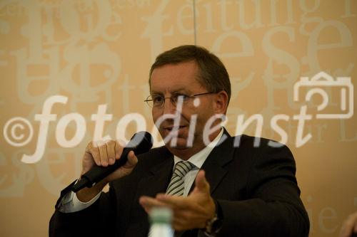 (c)Fotodienst / Christopher Ohmeyer //  Österreichisches Controller-Institut: Podiumsdiskussion beim 16. Österreichischen NPO-Kongress Foto: Karl Rabeder, Gründer der Organisation MicroCredits