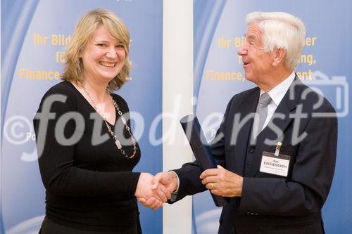 (C) fotodienst/Anna Rauchenberger -  Wien, am 14.10.2009 - Der wissenschaftliche Leiter des Österreichischen Controller-Instituts (ÖCI) verlieh am 14. Oktober Abschluss-Diplome an 50 Damen und Herren, die in Controlling-Lehrgängen und Schulungen des ÖCI reüssiert hatten und nun das Zertifikat mit Freude und Stolz entgegennahmen. FOTO:  Rolf Eschenbach, wissenschaftlicher Leiter des Österreichischen Controller-Instituts (ÖCI, rechts) übergibt Martina Hofbauer das Controller-Diplom.