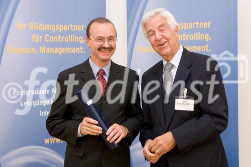(C) fotodienst/Anna Rauchenberger -  Wien, am 14.10.2009 - Der wissenschaftliche Leiter des Österreichischen Controller-Instituts (ÖCI) verlieh am 14. Oktober Abschluss-Diplome an 50 Damen und Herren, die in Controlling-Lehrgängen und Schulungen des ÖCI reüssiert hatten und nun das Zertifikat mit Freude und Stolz entgegennahmen. FOTO:  Rolf Eschenbach, wissenschaftlicher Leiter des Österreichischen Controller-Instituts (ÖCI, rechts) übergibt Ing. Johann Paminger das Controller-Diplom.