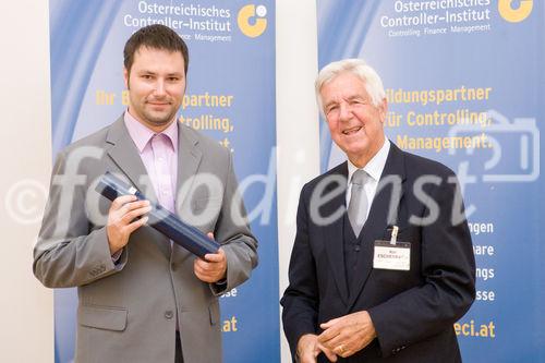(C) fotodienst/Anna Rauchenberger -  Wien, am 14.10.2009 - Der wissenschaftliche Leiter des Österreichischen Controller-Instituts (ÖCI) verlieh am 14. Oktober Abschluss-Diplome an 50 Damen und Herren, die in Controlling-Lehrgängen und Schulungen des ÖCI reüssiert hatten und nun das Zertifikat mit Freude und Stolz entgegennahmen. FOTO:  Rolf Eschenbach, wissenschaftlicher Leiter des Österreichischen Controller-Instituts (ÖCI, rechts) übergibt dem Absolventen des Lehrgangs zum Bilanzbuchhalter, Ronald Pleninger, das Diplom.