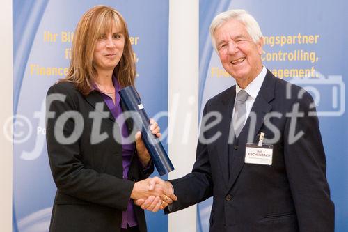 (C) fotodienst/Anna Rauchenberger -  Wien, am 14.10.2009 - Der wissenschaftliche Leiter des Österreichischen Controller-Instituts (ÖCI) verlieh am 14. Oktober Abschluss-Diplome an 50 Damen und Herren, die in Controlling-Lehrgängen und Schulungen des ÖCI reüssiert hatten und nun das Zertifikat mit Freude und Stolz entgegennahmen. FOTO:  Rolf Eschenbach, wissenschaftlicher Leiter des Österreichischen Controller-Instituts (ÖCI, rechts) übergibt der Absolventin des Lehrgangs zum Bilanzbuchhalter, Maria Rausch, das Diplom.