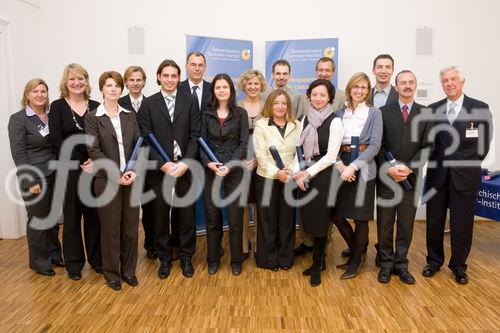 (C) fotodienst/Anna Rauchenberger -  Wien, am 14.10.2009 - Der wissenschaftliche Leiter des Österreichischen Controller-Instituts (ÖCI) verlieh am 14. Oktober Abschluss-Diplome an 50 Damen und Herren, die in Controlling-Lehrgängen und Schulungen des ÖCI reüssiert hatten und nun das Zertifikat mit Freude und Stolz entgegennahmen. FOTO: Absolventen des Controller Diploms