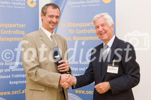 (C) fotodienst/Anna Rauchenberger -  Wien, am 14.10.2009 - Der wissenschaftliche Leiter des Österreichischen Controller-Instituts (ÖCI) verlieh am 14. Oktober Abschluss-Diplome an 50 Damen und Herren, die in Controlling-Lehrgängen und Schulungen des ÖCI reüssiert hatten und nun das Zertifikat mit Freude und Stolz entgegennahmen.