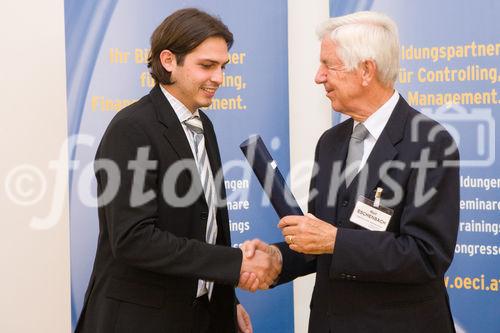 (C) fotodienst/Anna Rauchenberger -  Wien, am 14.10.2009 - Der wissenschaftliche Leiter des Österreichischen Controller-Instituts (ÖCI) verlieh am 14. Oktober Abschluss-Diplome an 50 Damen und Herren, die in Controlling-Lehrgängen und Schulungen des ÖCI reüssiert hatten und nun das Zertifikat mit Freude und Stolz entgegennahmen. FOTO:  Rolf Eschenbach, wissenschaftlicher Leiter des Österreichischen Controller-Instituts (ÖCI, rechts) übergibt Christian Dostal das Controller-Diplom.