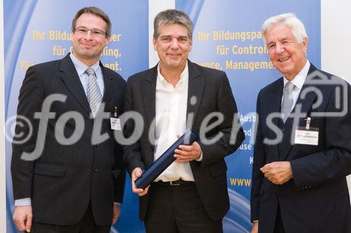(C) fotodienst/Anna Rauchenberger -  Wien, am 14.10.2009 - Der wissenschaftliche Leiter des Österreichischen Controller-Instituts (ÖCI) verlieh am 14. Oktober Abschluss-Diplome an 50 Damen und Herren, die in Controlling-Lehrgängen und Schulungen des ÖCI reüssiert hatten und nun das Zertifikat mit Freude und Stolz entgegennahmen. FOTO: Jochen Ehrenreich, Führungsakademie für Kirche und Diakonie (links) und Rolf Eschenbach, wissenschaftlicher Leiter des Österreichischen Controller-Instituts (ÖCI, rechts) übergeben Torsten Schlau, Absolvent des NPO Stufenprogramms, das Diplom.