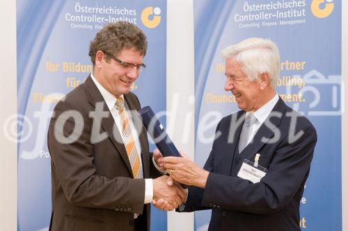 (C) fotodienst/Anna Rauchenberger -  Wien, am 14.10.2009 - Der wissenschaftliche Leiter des Österreichischen Controller-Instituts (ÖCI) verlieh am 14. Oktober Abschluss-Diplome an 50 Damen und Herren, die in Controlling-Lehrgängen und Schulungen des ÖCI reüssiert hatten und nun das Zertifikat mit Freude und Stolz entgegennahmen. FOTO:  Rolf Eschenbach, wissenschaftlicher Leiter des Österreichischen Controller-Instituts (ÖCI, rechts) übergibt dem Absolventen des Advanced Controlling Programms, Tobias Panhauser, das Diplom.