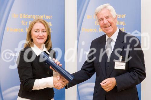 (C) fotodienst/Anna Rauchenberger -  Wien, am 14.10.2009 - Der wissenschaftliche Leiter des Österreichischen Controller-Instituts (ÖCI) verlieh am 14. Oktober Abschluss-Diplome an 50 Damen und Herren, die in Controlling-Lehrgängen und Schulungen des ÖCI reüssiert hatten und nun das Zertifikat mit Freude und Stolz entgegennahmen. FOTO:  Rolf Eschenbach, wissenschaftlicher Leiter des Österreichischen Controller-Instituts (ÖCI, rechts) übergibt der Absolventin des Lehrgangs zum Bilanzbuchhalter, Susanne Bonta, das Diplom.