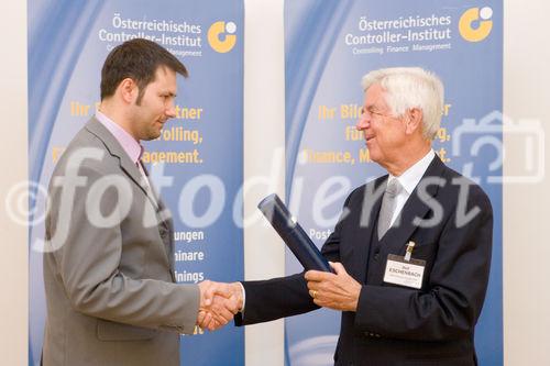 (C) fotodienst/Anna Rauchenberger -  Wien, am 14.10.2009 - Der wissenschaftliche Leiter des Österreichischen Controller-Instituts (ÖCI) verlieh am 14. Oktober Abschluss-Diplome an 50 Damen und Herren, die in Controlling-Lehrgängen und Schulungen des ÖCI reüssiert hatten und nun das Zertifikat mit Freude und Stolz entgegennahmen. FOTO:  Rolf Eschenbach, wissenschaftlicher Leiter des Österreichischen Controller-Instituts (ÖCI, rechts) übergibt dem Absolventen des Lehrgangs zum Bilanzbuchhalter, Ronald Pleninger, das Diplom.