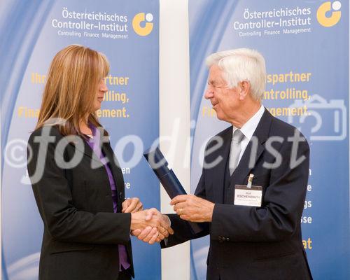 (C) fotodienst/Anna Rauchenberger -  Wien, am 14.10.2009 - Der wissenschaftliche Leiter des Österreichischen Controller-Instituts (ÖCI) verlieh am 14. Oktober Abschluss-Diplome an 50 Damen und Herren, die in Controlling-Lehrgängen und Schulungen des ÖCI reüssiert hatten und nun das Zertifikat mit Freude und Stolz entgegennahmen. FOTO:  Rolf Eschenbach, wissenschaftlicher Leiter des Österreichischen Controller-Instituts (ÖCI, rechts) übergibt der Absolventin des Lehrgangs zum Bilanzbuchhalter, Maria Rausch, das Diplom.