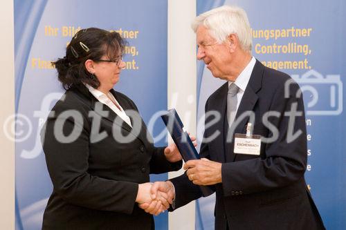 (C) fotodienst/Anna Rauchenberger -  Wien, am 14.10.2009 - Der wissenschaftliche Leiter des Österreichischen Controller-Instituts (ÖCI) verlieh am 14. Oktober Abschluss-Diplome an 50 Damen und Herren, die in Controlling-Lehrgängen und Schulungen des ÖCI reüssiert hatten und nun das Zertifikat mit Freude und Stolz entgegennahmen. FOTO:  Rolf Eschenbach, wissenschaftlicher Leiter des Österreichischen Controller-Instituts (ÖCI, rechts) übergibt der Absolventin des Lehrgangs zum Bilanzbuchhalter, Sandra Scheidl, das Diplom.