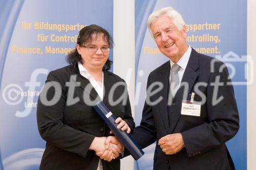 (C) fotodienst/Anna Rauchenberger -  Wien, am 14.10.2009 - Der wissenschaftliche Leiter des Österreichischen Controller-Instituts (ÖCI) verlieh am 14. Oktober Abschluss-Diplome an 50 Damen und Herren, die in Controlling-Lehrgängen und Schulungen des ÖCI reüssiert hatten und nun das Zertifikat mit Freude und Stolz entgegennahmen. FOTO:  Rolf Eschenbach, wissenschaftlicher Leiter des Österreichischen Controller-Instituts (ÖCI, rechts) übergibt der Absolventin des Lehrgangs zum Bilanzbuchhalter, Sandra Scheidl, das Diplom.