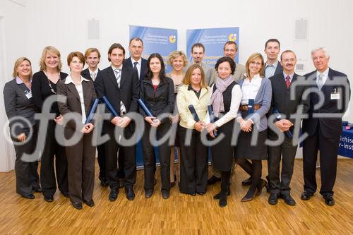 (C) fotodienst/Anna Rauchenberger -  Wien, am 14.10.2009 - Der wissenschaftliche Leiter des Österreichischen Controller-Instituts (ÖCI) verlieh am 14. Oktober Abschluss-Diplome an 50 Damen und Herren, die in Controlling-Lehrgängen und Schulungen des ÖCI reüssiert hatten und nun das Zertifikat mit Freude und Stolz entgegennahmen. FOTO: Absolventen des Controller Diploms
