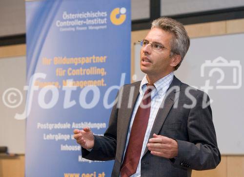 (C) fotodienst/Anna Rauchenberger -  Wien, am 17.09.2009 - 'Controlling professionell' ist der Titel des soeben erschienenen Fachbuchs im Schäffer-Poeschel Verlag . Am 17. September wurde das Buch in Wien vorgestellt. Die  Autoren wollen mit dem Buch sowohl Praktiker als auch Studierende in Bachelor- und Masterstudiengängen erreichen und ein Bild vom professionellen Controlling zeichnen. FOTO: Frank Katzenmayer, Verlagslektor, Schäffer-Poeschel Verlag