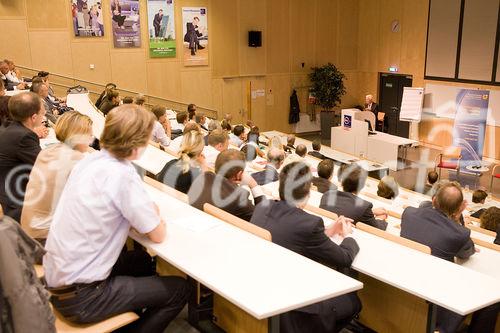 (C) fotodienst/Anna Rauchenberger -  Wien, am 17.09.2009 - 'Controlling professionell' ist der Titel des soeben erschienenen Fachbuchs im Schäffer-Poeschel Verlag . Am 17. September wurde das Buch in Wien vorgestellt. Die  Autoren wollen mit dem Buch sowohl Praktiker als auch Studierende in Bachelor- und Masterstudiengängen erreichen und ein Bild vom professionellen Controlling zeichnen. 