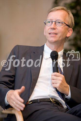 (C) fotodienst/Anna Rauchenberger -  Wien, am 17.09.2009 - 'Controlling professionell' ist der Titel des soeben erschienenen Fachbuchs im Schäffer-Poeschel Verlag . Am 17. September wurde das Buch in Wien vorgestellt. Die  Autoren wollen mit dem Buch sowohl Praktiker als auch Studierende in Bachelor- und Masterstudiengängen erreichen und ein Bild vom professionellen Controlling zeichnen. FOTO: Dr. Hermann Kunesch, Geschäftsführer Electroplast