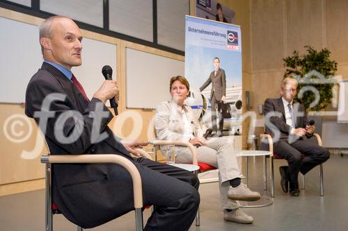(C) fotodienst/Anna Rauchenberger -  Wien, am 17.09.2009 - 'Controlling professionell' ist der Titel des soeben erschienenen Fachbuchs im Schäffer-Poeschel Verlag . Am 17. September wurde das Buch in Wien vorgestellt. Die  Autoren wollen mit dem Buch sowohl Praktiker als auch Studierende in Bachelor- und Masterstudiengängen erreichen und ein Bild vom professionellen Controlling zeichnen. FOTO v.l.: Dr. Helmut Siller, Autor, FH Wien, Fachbereichsleiter am Institut für Unternehmensführung,  Dr. Karin Exner, Project Consulting and Risk Management Kapsch TrafficCom, Dr. Hermann Kunesch, Geschäftsführer Electroplast