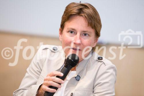 (C) fotodienst/Anna Rauchenberger -  Wien, am 17.09.2009 - 'Controlling professionell' ist der Titel des soeben erschienenen Fachbuchs im Schäffer-Poeschel Verlag . Am 17. September wurde das Buch in Wien vorgestellt. Die  Autoren wollen mit dem Buch sowohl Praktiker als auch Studierende in Bachelor- und Masterstudiengängen erreichen und ein Bild vom professionellen Controlling zeichnen. FOTO: Dr. Karin Exner, Project Consulting and Risk Management Kapsch TrafficCom