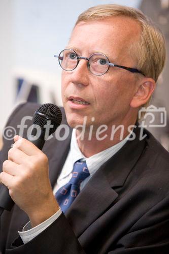 (C) fotodienst/Anna Rauchenberger -  Wien, am 17.09.2009 - 'Controlling professionell' ist der Titel des soeben erschienenen Fachbuchs im Schäffer-Poeschel Verlag . Am 17. September wurde das Buch in Wien vorgestellt. Die  Autoren wollen mit dem Buch sowohl Praktiker als auch Studierende in Bachelor- und Masterstudiengängen erreichen und ein Bild vom professionellen Controlling zeichnen. FOTO: Dr. Hermann Kunesch, Geschäftsführer Electroplast