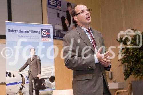 (C) fotodienst/Anna Rauchenberger -  Wien, am 17.09.2009 - 'Controlling professionell' ist der Titel des soeben erschienenen Fachbuchs im Schäffer-Poeschel Verlag . Am 17. September wurde das Buch in Wien vorgestellt. Die  Autoren wollen mit dem Buch sowohl Praktiker als auch Studierende in Bachelor- und Masterstudiengängen erreichen und ein Bild vom professionellen Controlling zeichnen. FOTO: Mag. Stefan Rankl, FH Wien, Leiter des Instituts für Unternehmensführung