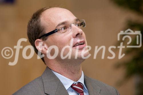 (C) fotodienst/Anna Rauchenberger -  Wien, am 17.09.2009 - 'Controlling professionell' ist der Titel des soeben erschienenen Fachbuchs im Schäffer-Poeschel Verlag . Am 17. September wurde das Buch in Wien vorgestellt. Die  Autoren wollen mit dem Buch sowohl Praktiker als auch Studierende in Bachelor- und Masterstudiengängen erreichen und ein Bild vom professionellen Controlling zeichnen. FOTO: Mag. Stefan Rankl, FH Wien, Leiter des Instituts für Unternehmensführung