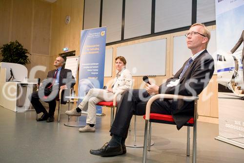 (C) fotodienst/Anna Rauchenberger -  Wien, am 17.09.2009 - 'Controlling professionell' ist der Titel des soeben erschienenen Fachbuchs im Schäffer-Poeschel Verlag . Am 17. September wurde das Buch in Wien vorgestellt. Die  Autoren wollen mit dem Buch sowohl Praktiker als auch Studierende in Bachelor- und Masterstudiengängen erreichen und ein Bild vom professionellen Controlling zeichnen. FOTO v.l.: Dr. Helmut Siller, Autor, FH Wien, Fachbereichsleiter am Institut für Unternehmensführung,  Dr. Karin Exner, Project Consulting and Risk Management Kapsch TrafficCom, Dr. Hermann Kunesch, Geschäftsführer Electroplast