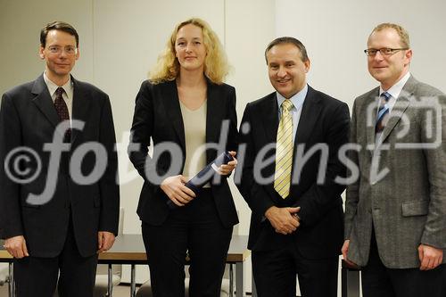 Am 15. Jänner erhielten die Absolventinnen und Absolventen des ÖCI-Lehrgangs Certified IFRS Accountant ihre Abschlussdiplome. Dieser vom Österreichischen Controller-Institut und der KPMG konzipierte Lehrgang qualifiziert die Teilnehmerinnen und Teilnehmer zu Spezialisten im Einsatz der internationalen Rechnungslegung. Gerade bei Bilanzierungsfragen in börsennotierten Unternehmen kommt der internationalen Rechnungslegung eine besondere Bedeutung zu, da sie auf Transparenz sowie einem international anerkannten Qualitätsnachweis fußt. Dieser Umstand, so waren sich die Referenten des Abends, Helmut Kerschbaumer (KPMG), Alfred Wagenhofer (Karl Franzens Universität) und Bernd Kadic, (Österreichisches Controller-Institut) einig, sei gerade in Krisenzeiten ein wichtiges Vertrauenskriterium für Unternehmen, die sowohl im nationalen als auch im internationalen Umfeld agieren. Im Bild: Alfred Wagenhofer (Karl Franzens Universität), Karin Pailer (Absolventin), Helmut Kerschbaumer (KPMG), Bernd Kadic (ÖCI).