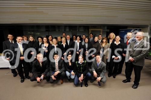 Am 15. Jänner erhielten die Absolventinnen und Absolventen des ÖCI-Lehrgangs Certified IFRS Accountant ihre Abschlussdiplome. Dieser vom Österreichischen Controller-Institut und der KPMG konzipierte Lehrgang qualifiziert die Teilnehmerinnen und Teilnehmer zu Spezialisten im Einsatz der internationalen Rechnungslegung. Gerade bei Bilanzierungsfragen in börsennotierten Unternehmen kommt der internationalen Rechnungslegung eine besondere Bedeutung zu, da sie auf Transparenz sowie einem international anerkannten Qualitätsnachweis fußt. Dieser Umstand, so waren sich die Referenten des Abends, Helmut Kerschbaumer (KPMG), Alfred Wagenhofer (Karl Franzens Universität) und Bernd Kadic, (Österreichisches Controller-Institut) einig, sei gerade in Krisenzeiten ein wichtiges Vertrauenskriterium für Unternehmen, die sowohl im nationalen als auch im internationalen Umfeld agieren. Im Bild: Die Absolventen des ÖCI-Lehrgangs Certified IFRS Accountant.