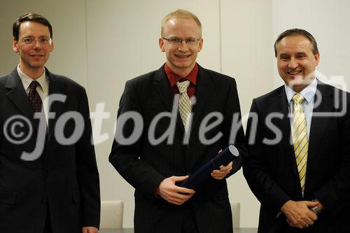 Am 15. Jänner erhielten die Absolventinnen und Absolventen des ÖCI-Lehrgangs Certified IFRS Accountant ihre Abschlussdiplome. Dieser vom Österreichischen Controller-Institut und der KPMG konzipierte Lehrgang qualifiziert die Teilnehmerinnen und Teilnehmer zu Spezialisten im Einsatz der internationalen Rechnungslegung. Gerade bei Bilanzierungsfragen in börsennotierten Unternehmen kommt der internationalen Rechnungslegung eine besondere Bedeutung zu, da sie auf Transparenz sowie einem international anerkannten Qualitätsnachweis fußt. Dieser Umstand, so waren sich die Referenten des Abends, Helmut Kerschbaumer (KPMG), Alfred Wagenhofer (Karl Franzens Universität) und Bernd Kadic, (Österreichisches Controller-Institut) einig, sei gerade in Krisenzeiten ein wichtiges Vertrauenskriterium für Unternehmen, die sowohl im nationalen als auch im internationalen Umfeld agieren. Im Bild: Alfred Wagenhofer (Karl Franzens Universität), Markus Kirchmayr (Absolvent), Helmut Kerschbaumer (KPMG).