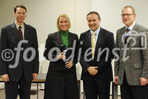 Am 15. Jänner erhielten die Absolventinnen und Absolventen des ÖCI-Lehrgangs Certified IFRS Accountant ihre Abschlussdiplome. Dieser vom Österreichischen Controller-Institut und der KPMG konzipierte Lehrgang qualifiziert die Teilnehmerinnen und Teilnehmer zu Spezialisten im Einsatz der internationalen Rechnungslegung. Gerade bei Bilanzierungsfragen in börsennotierten Unternehmen kommt der internationalen Rechnungslegung eine besondere Bedeutung zu, da sie auf Transparenz sowie einem international anerkannten Qualitätsnachweis fußt. Dieser Umstand, so waren sich die Referenten des Abends, Helmut Kerschbaumer (KPMG), Alfred Wagenhofer (Karl Franzens Universität) und Bernd Kadic, (Österreichisches Controller-Institut) einig, sei gerade in Krisenzeiten ein wichtiges Vertrauenskriterium für Unternehmen, die sowohl im nationalen als auch im internationalen Umfeld agieren. Im Bild: Alfred Wagenhofer (Karl Franzens Universität), Dina Karin Hösele (Absolventin), Helmut Kerschbaumer (KPMG), Bernd Kadic (ÖCI).