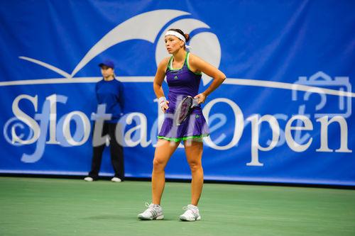 Nicole Rottmann (AUT) ärgert sich im Spiel gegen Jana Cepelova (SVK) auf Slovak Open 2011. Nicole verlor gegen Jana 63, 6:0 und ist nicht ins Achtelfinale gekommen. NTC Sibamac Arena, Bratislava, Mittwoch 16.11.2011