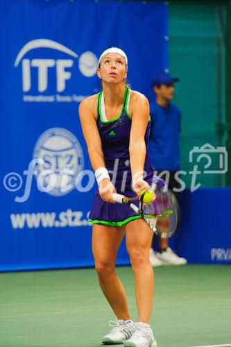 Nicole Rottmann (AUT) beim Aufschlag gegen Jana Cepelova (SVK) auf Slovak Open 2011. Nicole verlor gegen Jana 63, 6:0 und ist nicht ins Achtelfinale gekommen. NTC Sibamac Arena, Bratislava, Mittwoch 16.11.2011