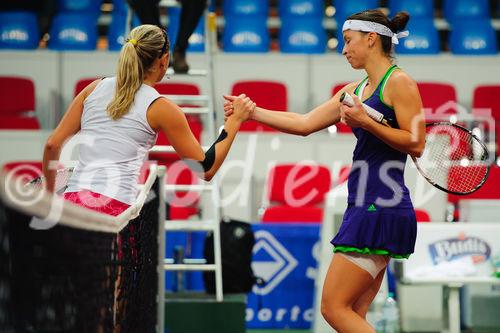 Nicole Rottmann (AUT, rechts) nach dem Spiel gegen Jana Cepelova (SVK, links) auf Slovak Open 2011. Nicole verlor gegen Jana 63, 6:0 und ist nicht ins Achtelfinale gekommen. NTC Sibamac Arena, Bratislava, Mittwoch 16.11.2011