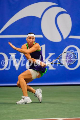 Nicole Rottmann (AUT) im Spiel gegen Jana Cepelova (SVK) auf Slovak Open 2011. Nicole verlor gegen Jana 63, 6:0 und ist nicht ins Achtelfinale gekommen. NTC Sibamac Arena, Bratislava, Mittwoch 16.11.2011